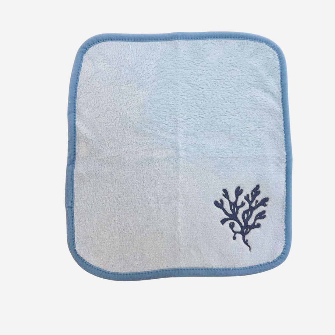 Sminkborttagningshanduk tar bort smink med endast vatten